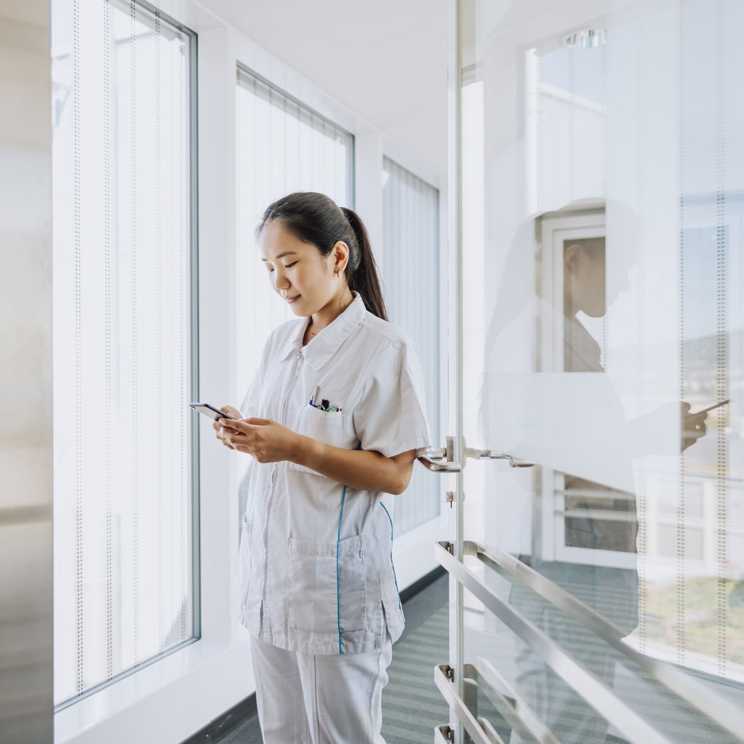 QUMEA misst kontaktlos und anonym menschliche Bewegungen im Patientenzimmer und gewährleistet individuelle Patientensicherheit durch innovative Technologien.